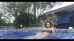 Anastasia Lux: Guardami mentre mi diverto in piscina indossando un bikini