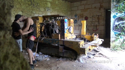 Kinky Bareback Boys: Kevin Ass używany przez młodego prostego faceta na zewnątrz
