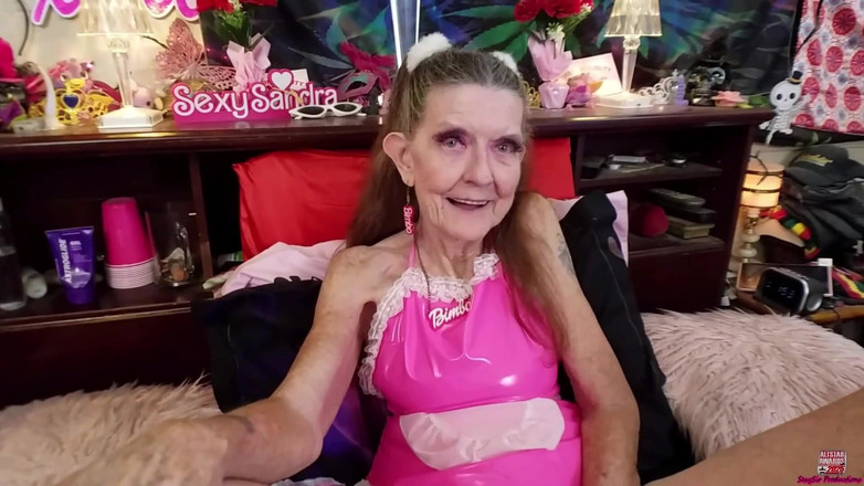 Sexy Sandra N Sir Christopher: 女仆性感的桑德拉脚和肛交