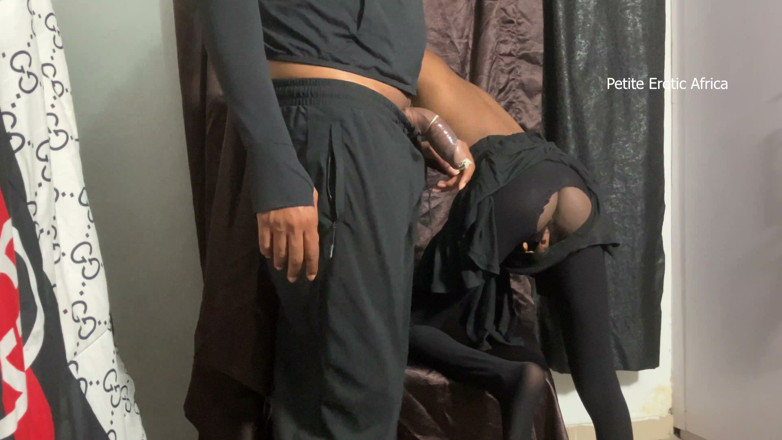 Petite Erotic Africa: नन्ही प्यारी मेरी सवारी कर रही है