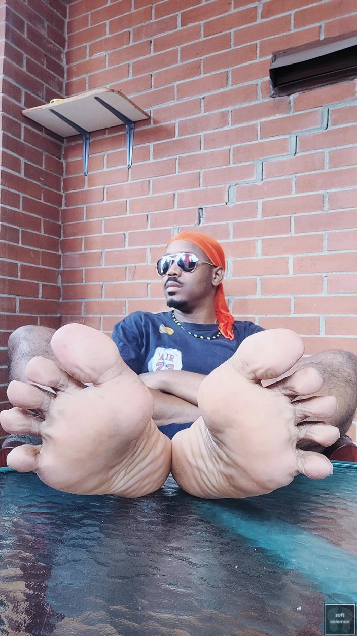 Soft Soleman: क्रॉस और अनक्रॉस तलवे (2025)