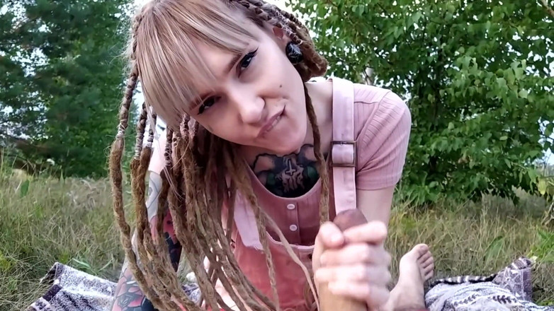 Foot Girls: Footjob at picknick