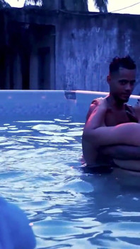 Une petite amie coquine fait l’amour devant son ex ! Sexe réel