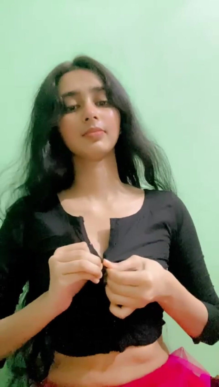 MehwishAly: デシのドレスを着たデシの女の子が胸を見せる