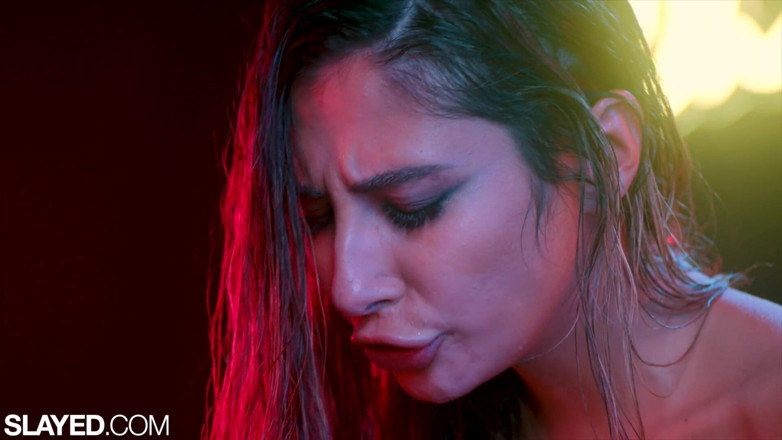 Slayed: Slayed यह Neon Goddesses izzy और Gianna के लिए खेलने का समय है