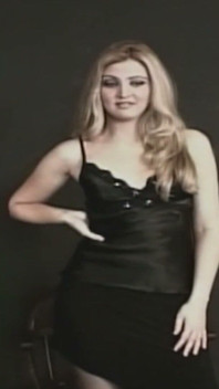 Blond MILf fastbunden med ögonbindel och fastklämd