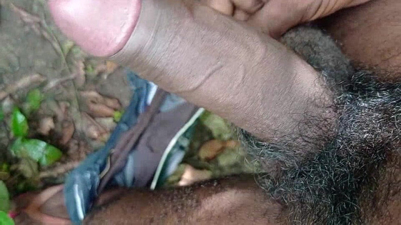 Newsex25: Thủ dâm nhẹ nhàng trong rừng rậm