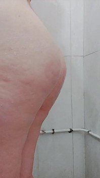 摩洛哥女孩正在洗澡