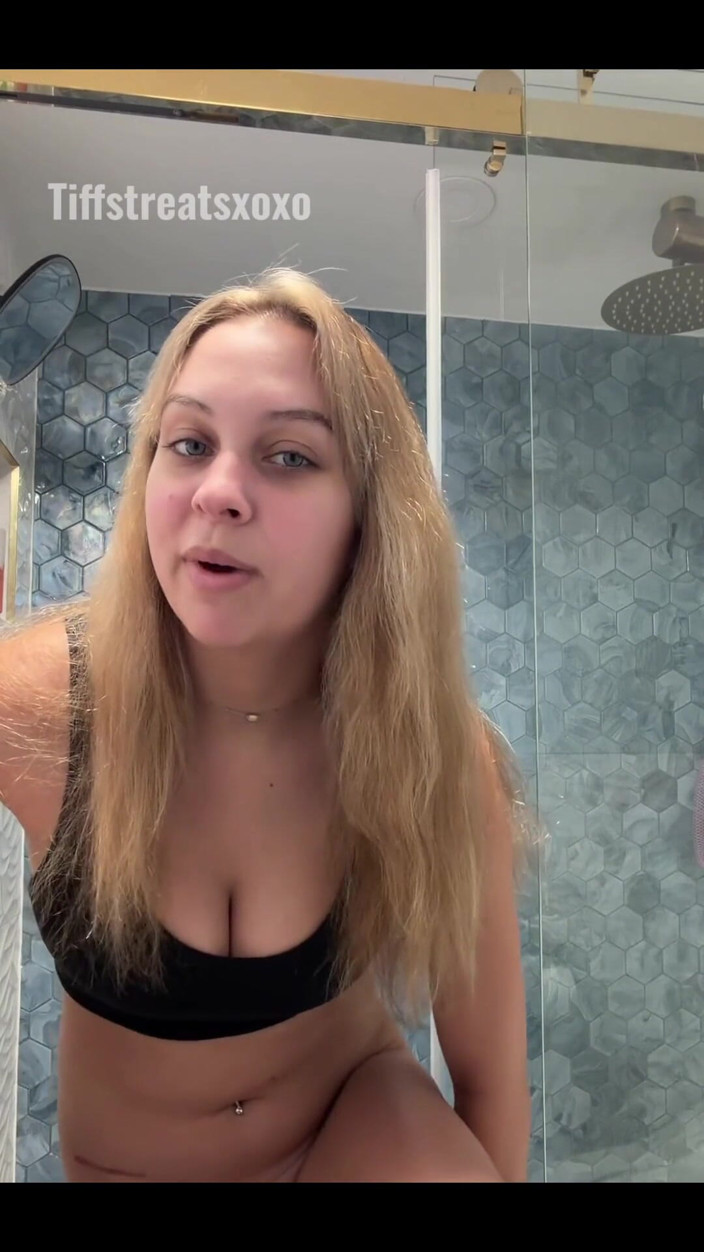 Tiffstreatsxoxo: Bir mason kavanozu koyu sarı çişle dolduruyor!! Oops'un daha fazla suya...