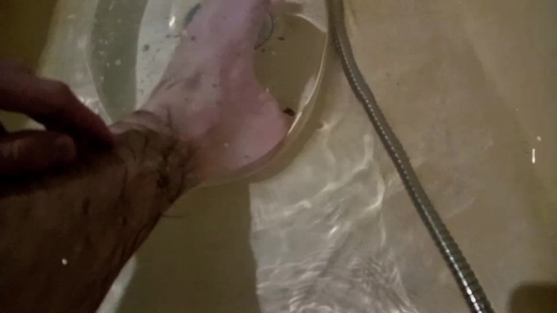 Fish Cam: Twink masturbează pula în baie cu prezervativ
