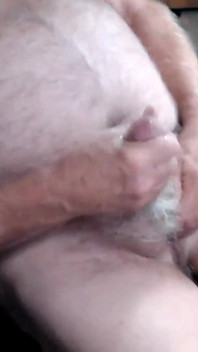 J’adore les poils blancs sur ses testicules