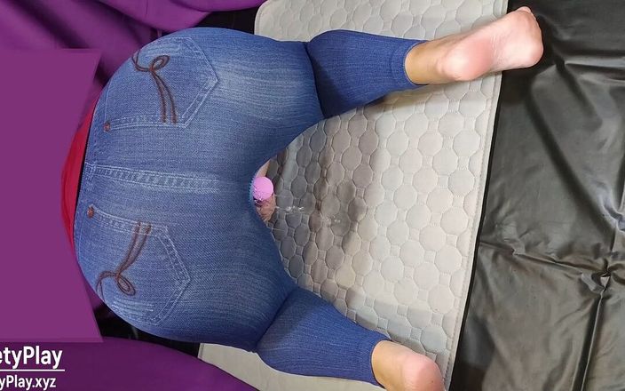 Sweety play: Pantat besar pakai celana jins kencing dengan vibrator