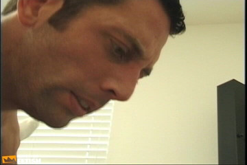 Gay Diaries: Збуджений чувак фістингує дупу, перш ніж її знищує великий член його друга