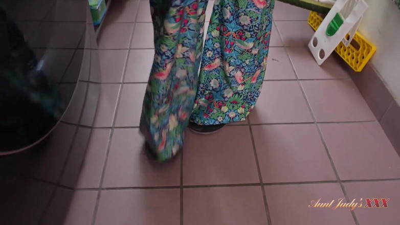 Aunt Judy's XXX: TanteJudysxxx - Wasdag met je 53-jarige stieftante Jamie (pov)