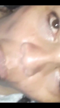Orta yaşlı seksi üvey anne ağzını sikiyor ve ağzına boşaltıyor
