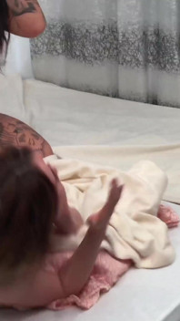 Hand extreme tattoo riesin gegen das süße sommersprossen-schätzchen von top riesigem mädchen Vicky wild und kleine sommersprossen mädchen Lia louise