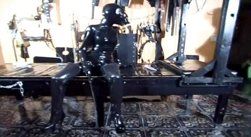 Fetish Desire: Perbudakan ekstrem untuk pelacur fetish lateks