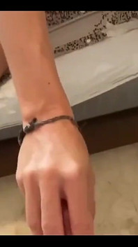 Neredeyse her gün yaptığım gibi, işten çok azgın bir şekilde eve geliyorum ve mastürbasyon yapıyorum, ama bugün eylemin ortasında yakalandım
