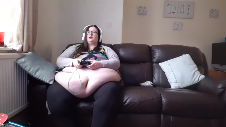 SSBBWLadyBrads: BBW SSBBW plays video games with belly
