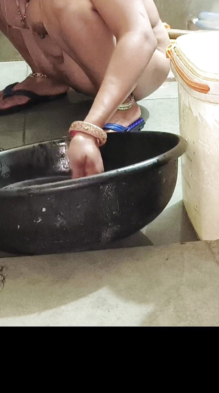 Kavita Rani: Ton poème, belle-sœur, bain ouvert dans la maison des bains