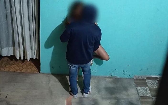 Katerine: Sorprendí a mi hermanastra con el vecino mientras está lejos
