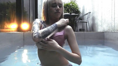 Asian Pussy Vision: 3 scény ve vodě s asijskou bohyní