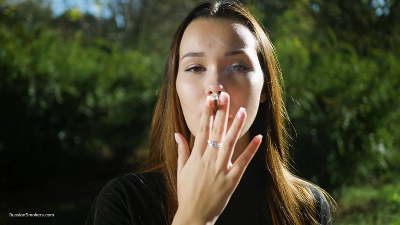Russian Smokers: Awek Rusia manis merokok merokok di luar