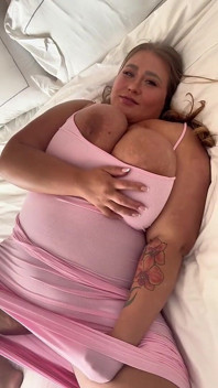 Ibu-ibu gemuk ngelakuin kamu untuk ngentot memek besranya sendirian