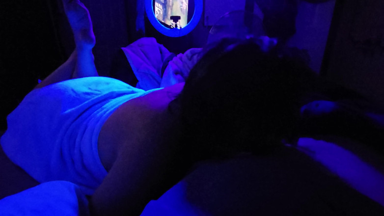 Funhousewife69: ブラックライトの下で裸でフェラチオするペニスが口いっぱいになった