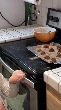 La cameriera prende il cazzo duro in cucina