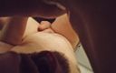 Lovekino: Tetovaná dívka chčije přímo do úst muže ve sprše
