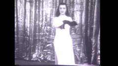 The Unforgettable: Dancing trekt haar kleren uit