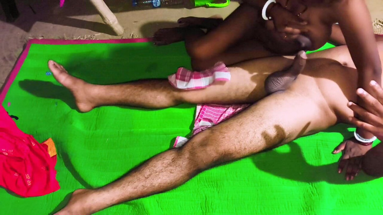 Pumi: Pyasi Bhabhi Apne Pati Ka Kapda Utar Kar Land Ko...