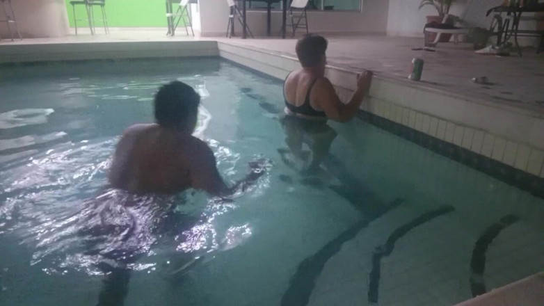 Milfta boohot: Fotfetisch min styvmamma modellerar dem i hotellpoolen