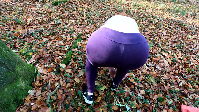 Bouncy Tits Action: Ea trebuie să dezbrăcată în pădure - apoi obtinerea dură pizdă bătaie