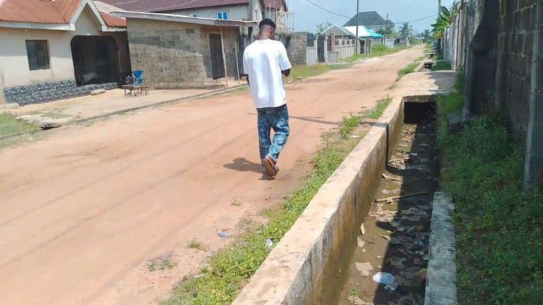 Creamyshuga: Eski sevgilisi onu çıplak görünce ziyarete geldi ve yarağı ayağa kalktı