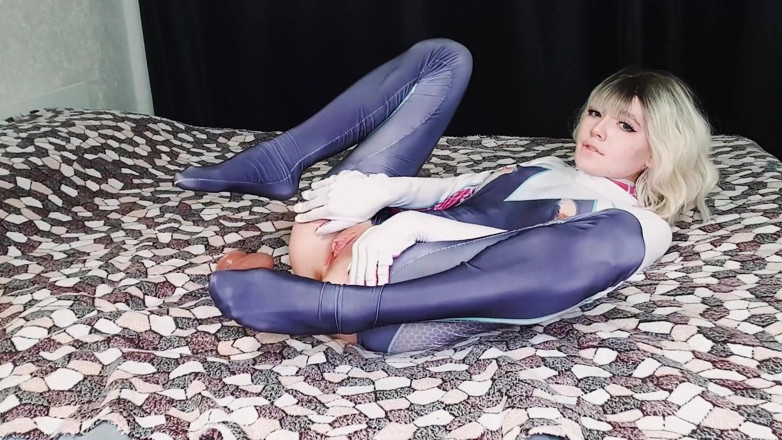 Fragile Tempt: Seksi yırtık takım elbiseli güzellik Gwen Stacy büyük bir dildo...