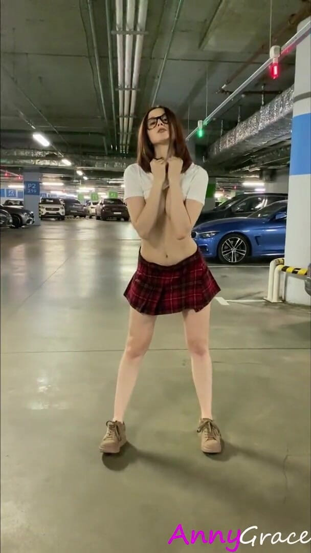 AnnyGrace: Anny Grace cammina nuda in un parcheggio