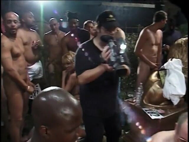 Hot Sex Party: Fete drăguțe drăguțe diverse își fut pizda strâmtă de o hoardă...