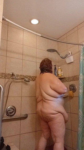 BBW nurse Vicki adventures with friends: Vicki perawat berkeringat membutuhkan mandi