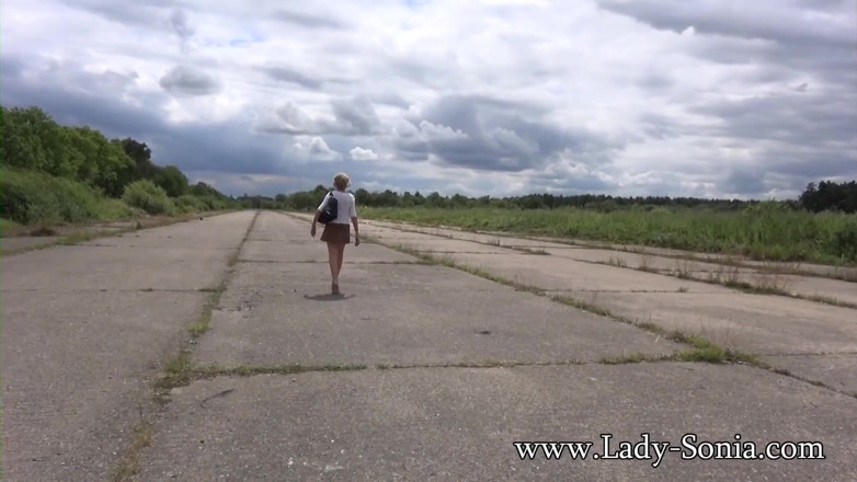Lady Sonia: เลดี้โซเนีย - ลาน runway กลางป่า