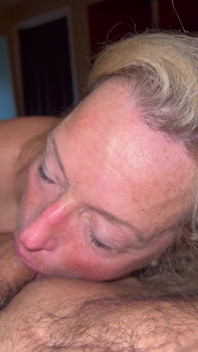 Orale milf blondine, sproeten, groene ogen zuigt papa