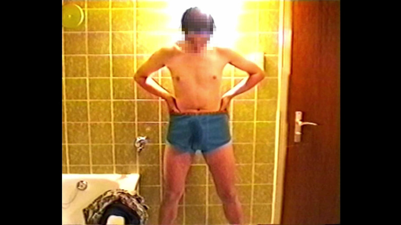 Mark Hannes: Pișare erectă a penisului și masturbare cu cameră Hi8