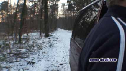 Porno Cloud: Мамки займаються зимовим сексом на відкритому повітрі