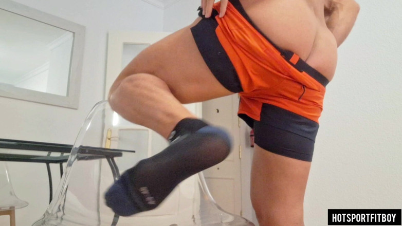 Hotsportfitboy: Ледь не спіймали за дрочінням великого члена в будинку друга - ризикований трах на дивані та величезний камшот