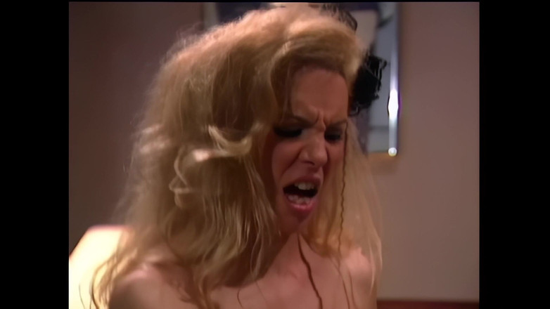 Blitzporn: Lesbický sex, obrovská prsa a strapon