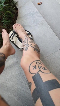 Kaki manis dalam selipar di jalanan
