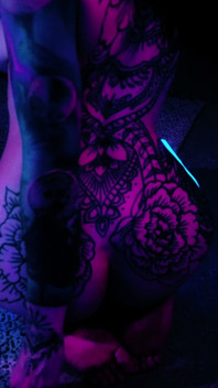 Neon Raver Składa sprzęgło jaj w Uv Następnie wypycha je wszystkie i wkurza: Ovipositor i jajko uwodzenie