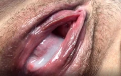 Jag får min man att städa upp efter sig själv. Äta gapande fitta med sperma.