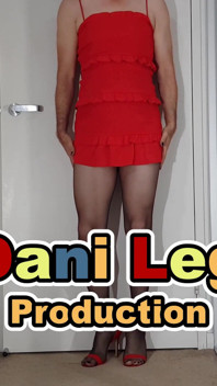 Le gambe di dani viene due volte in calze nere